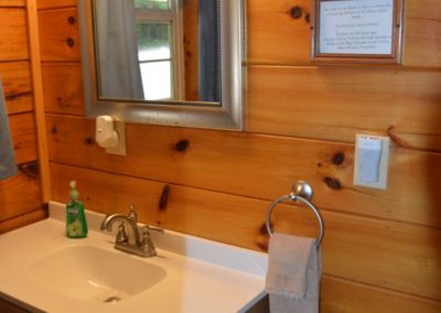 bathroom in Hocking Hills log cabin rental